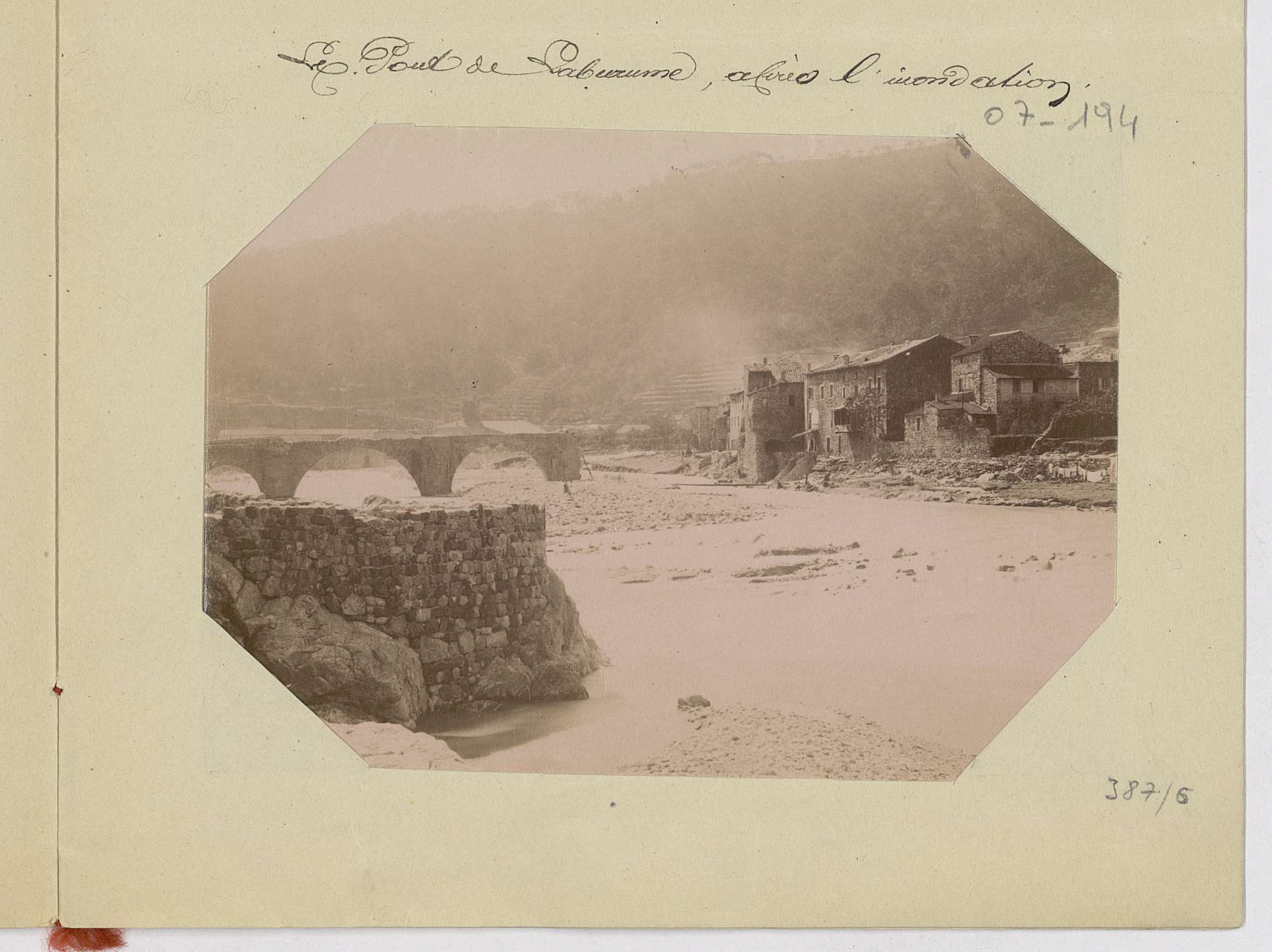Le Pont de Labeaume après la crue